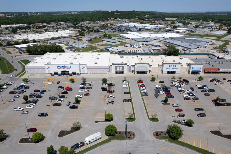 More Photos Of 401 E Poyntz Ave, Manhattan General Retail For Sale