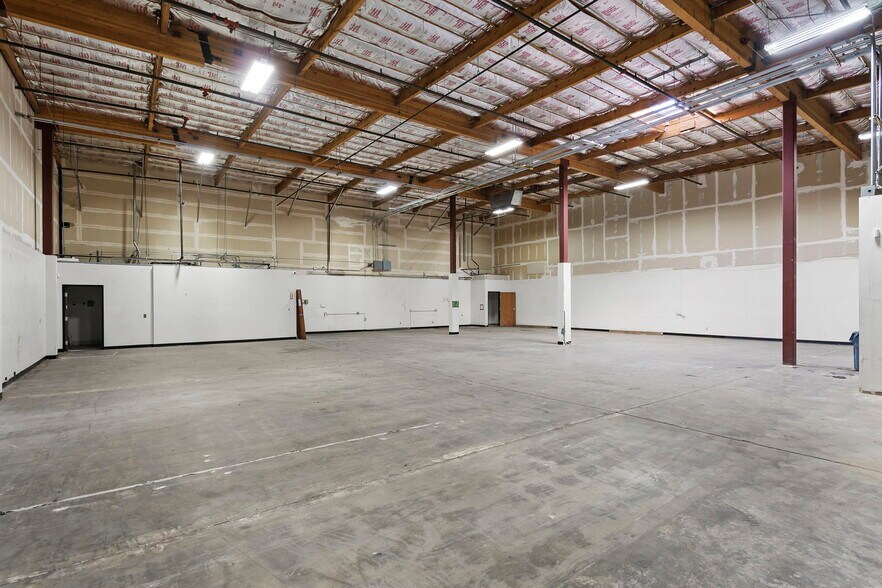 More Photos Of 802-808 Packer Way, Sparks Warehouse For Lease