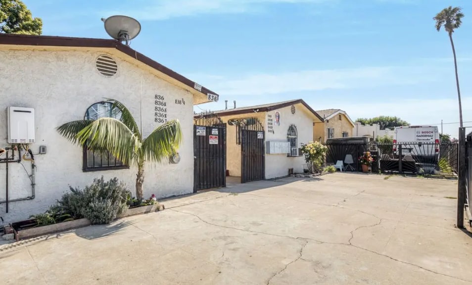 More Photos Of 836-840 W 66th St, Los Angeles Apartments For Sale