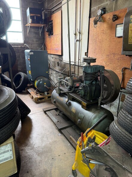 More Photos Of 1529 E Philadelphia Ave, Gilbertsville Auto Repair For Sale