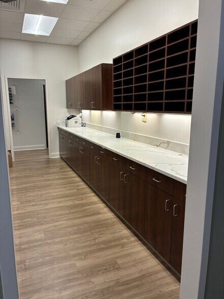 More Photos Of 5880 Ridge Bend Rd, Memphis Office For Sale