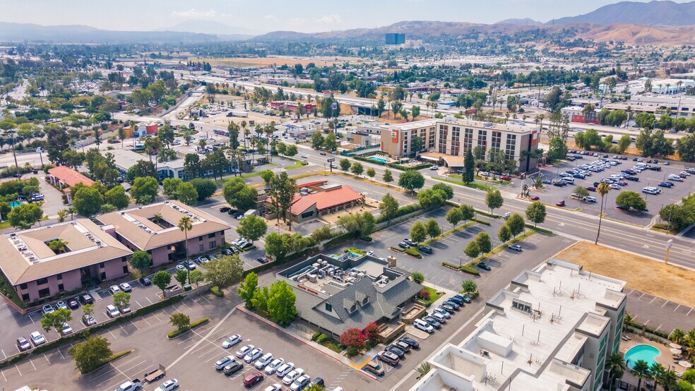 More Photos Of 1905 S Commerce Center Dr E, San Bernardino Restaurant For Lease