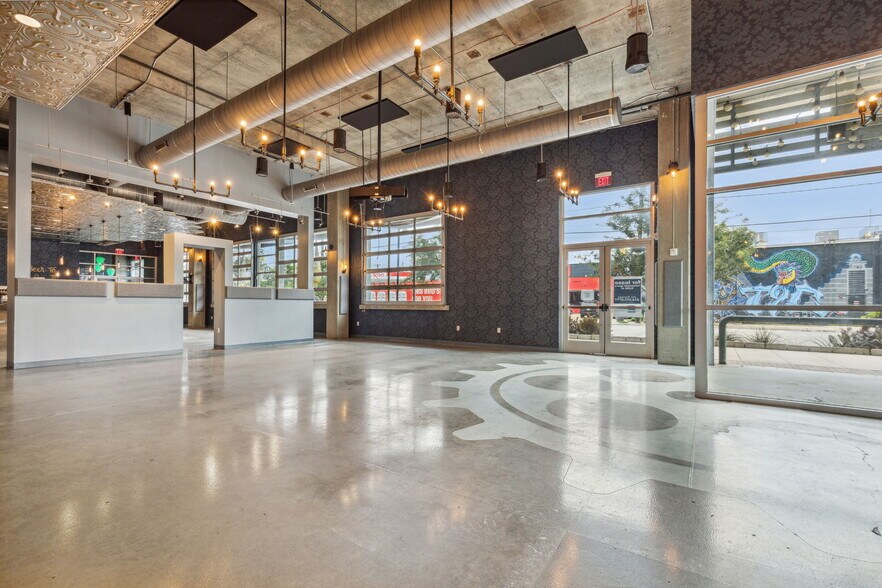 More Photos Of 340 Singleton Blvd, Dallas Restaurant For Lease