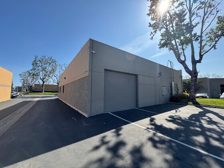 More Photos Of 2525 W Woodland Dr, Anaheim Light Distribution For Lease