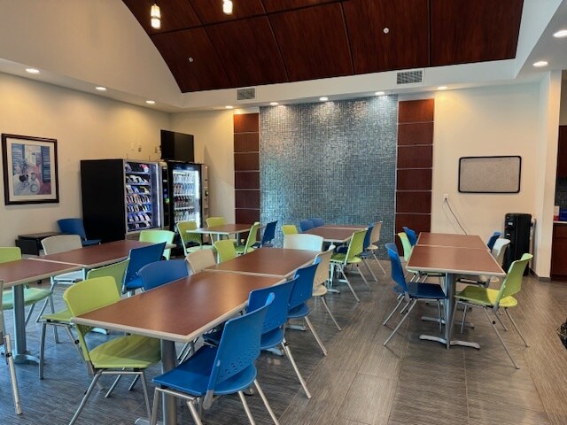 More Photos Of 298 S Yonge St, Ormond Beach Freestanding For Lease