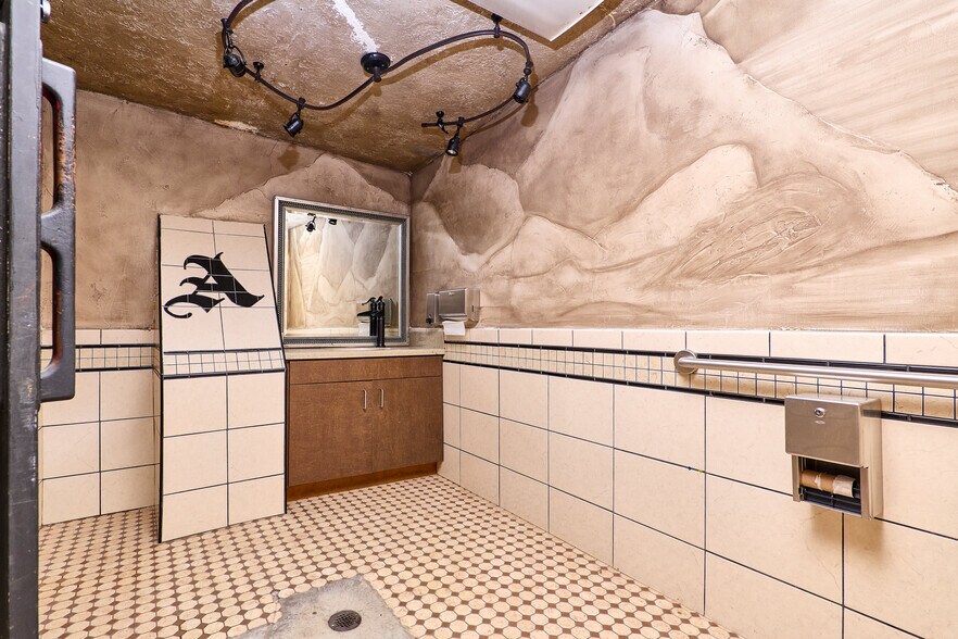 More Photos Of 910 2nd St, Sacramento Bar For Sale