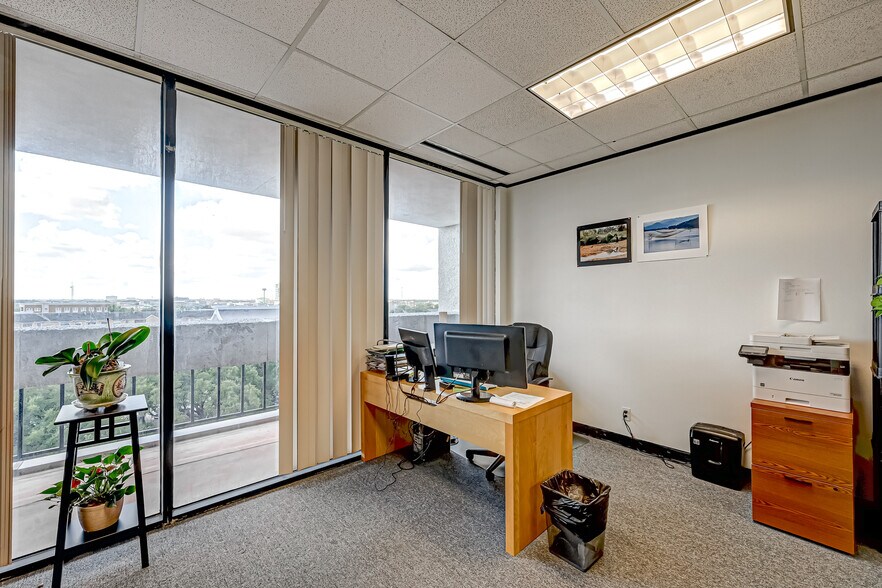 More Photos Of 6100 Corporate Dr, Houston Office For Sale