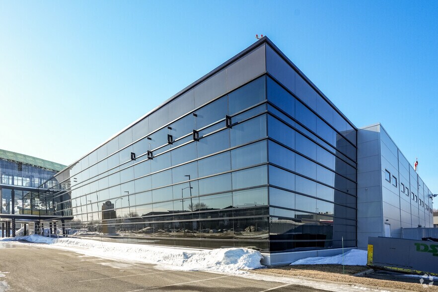 More Photos Of 1688 Rte De L'aeroport, Québec Showroom For Sale