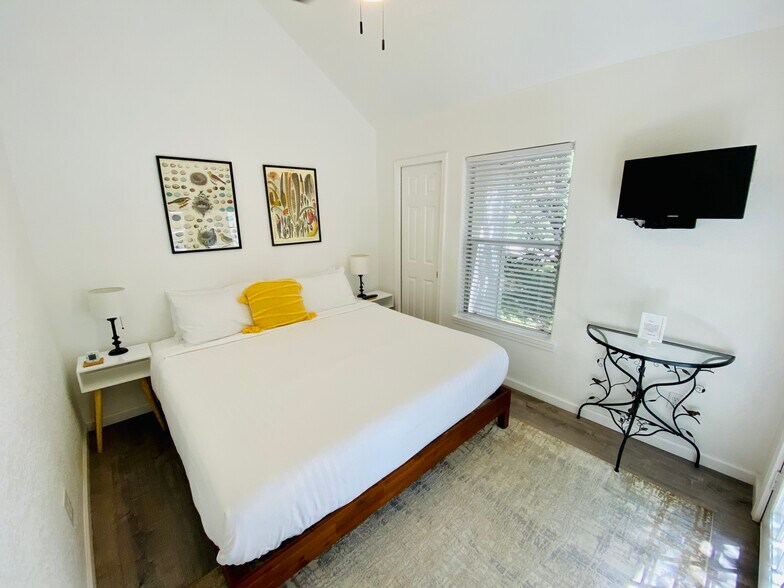 More Photos Of 104 Scudder Ln, Wimberley Hotel For Sale
