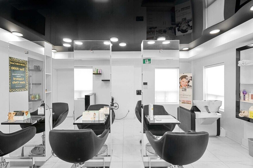 More Photos Of 62 Queen St S, Mississauga Freestanding For Lease