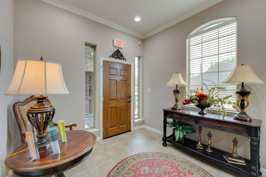 More Photos Of 935 W Glade Rd, Hurst Office For Sale