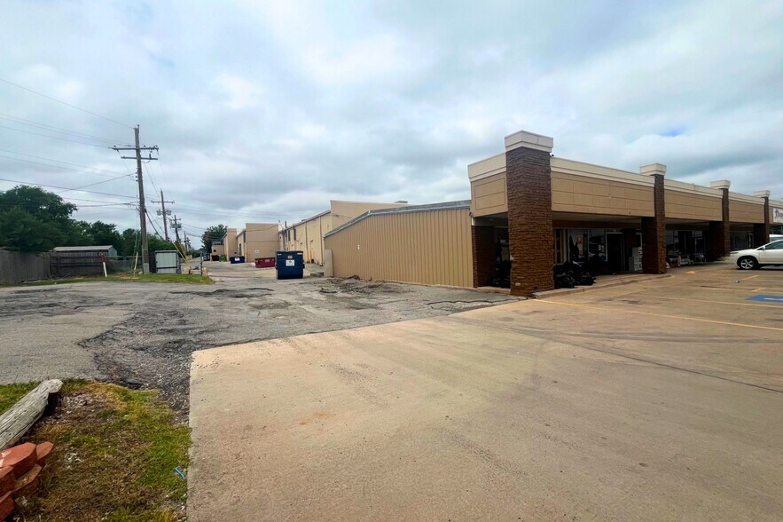 More Photos Of 1324-1332 NW 53rd St, Lawton Office For Lease