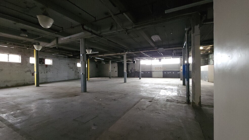 More Photos Of 4939 Van Dam St, Long Island City Warehouse For Lease
