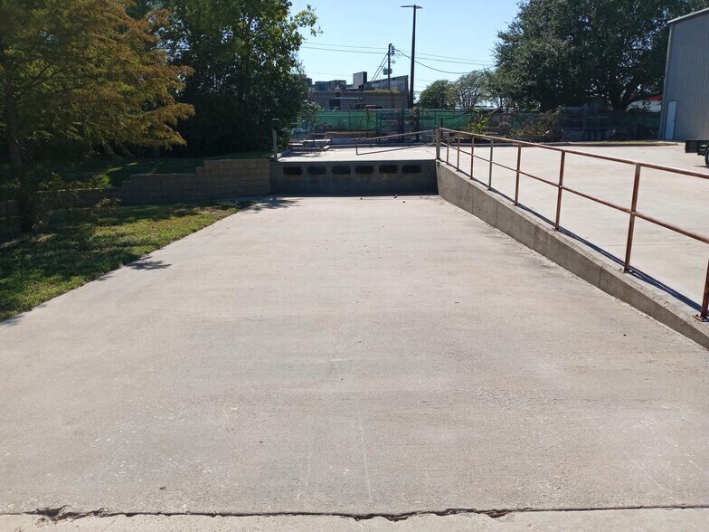 More Photos Of 7265 W 43rd St, Houston Warehouse For Lease