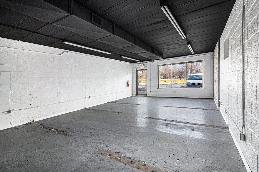More Photos Of 3898 Joslyn Rd, Lake Orion General Retail For Lease