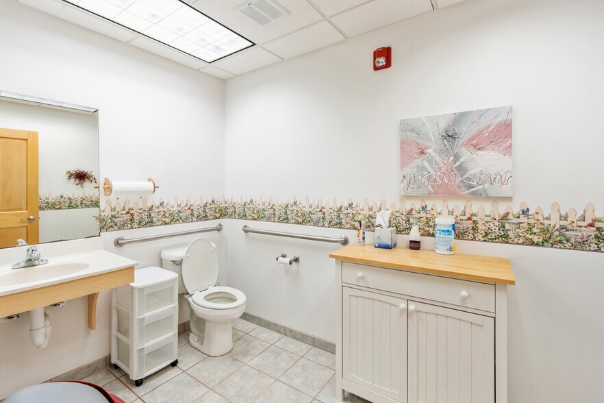 More Photos Of 2200 Gannett Ave, Des Moines Office For Sale