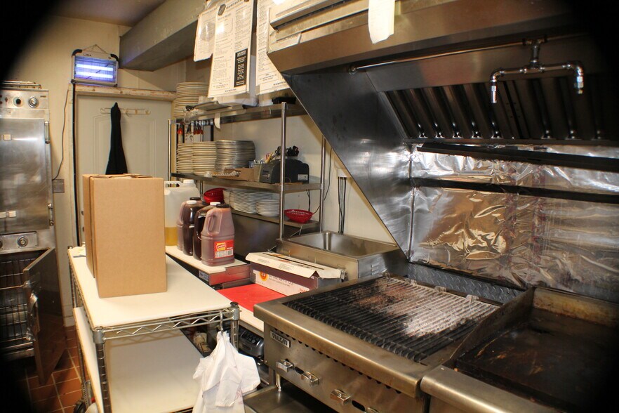 More Photos Of N51W34950 E Wisconsin Ave, Okauchee Specialty For Lease