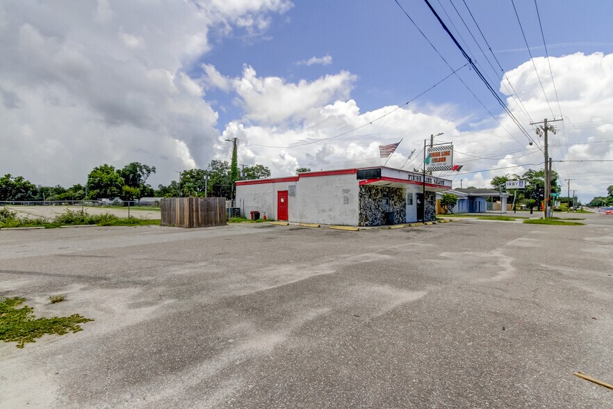 More Photos Of 5402 W US Highway 92, Plant City Bar For Sale