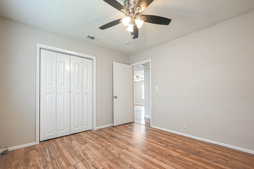 More Photos Of 8430 Round Rock Dr, Houston Apartments For Sale