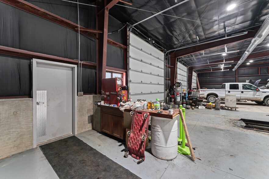More Photos Of 814 SE Sunnyside School Rd, Blue Springs Warehouse For Sale