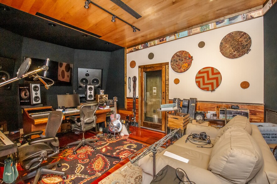 More Photos Of 114-116 17th Ave S, Nashville Office For Sale