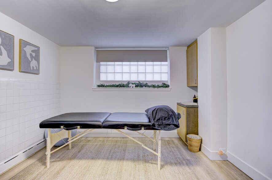 More Photos Of 8750 W 9 Mile Rd, Oak Park Office Residential For Lease