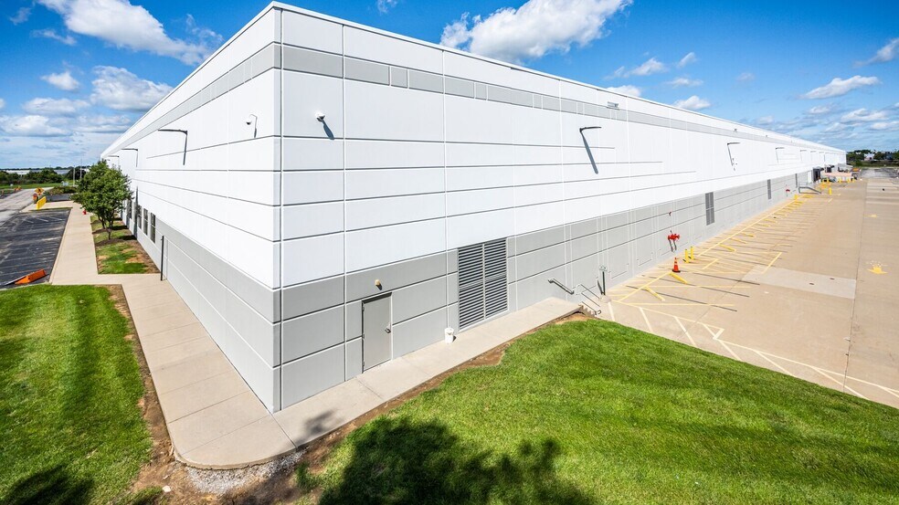 More Photos Of 1155 Worldwide Blvd, Hebron Warehouse For Lease
