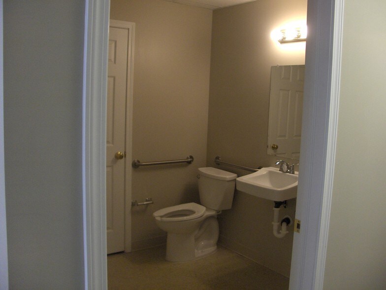 More Photos Of 1701 Mentor Ave, Painesville Medical For Lease