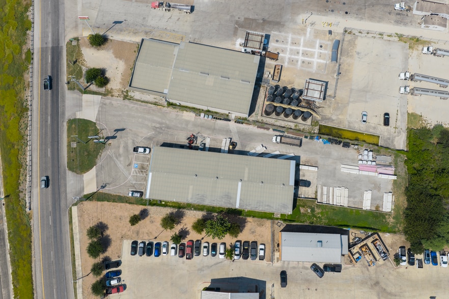 More Photos Of 4312 I 35 N Frontage rd, New Braunfels Distribution For Lease