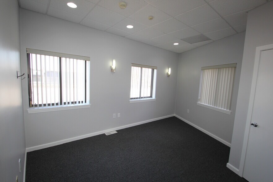 More Photos Of 87 Main St, North Reading Light Manufacturing For Sale