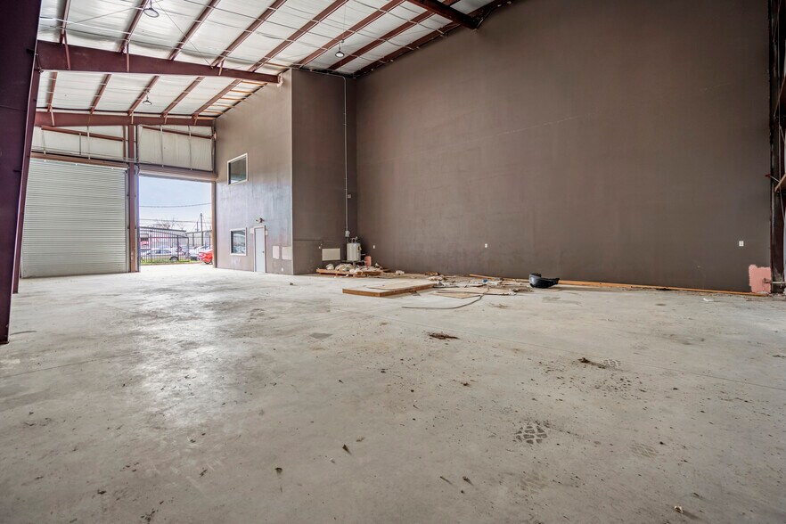 More Photos Of 8614 Pagewood Ln, Houston Warehouse For Sale