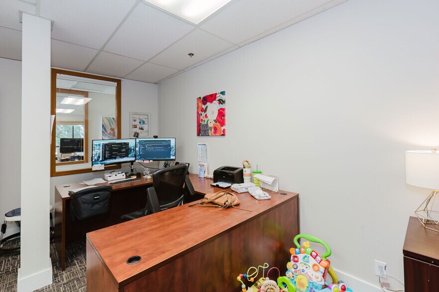 More Photos Of 1040 NE Hostmark St, Poulsbo Office For Sale