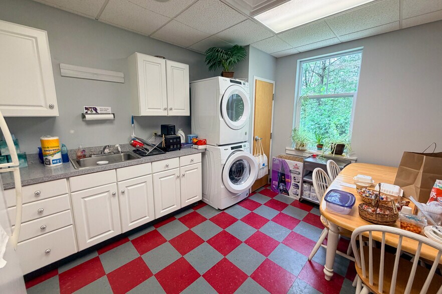 More Photos Of 108 Catamount Park, Middlebury Office For Sale