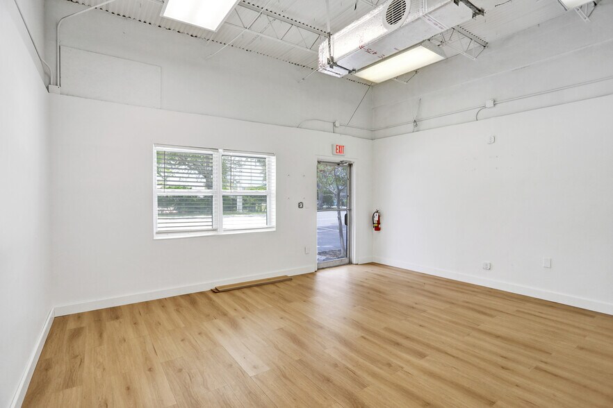 More Photos Of 3930-3948 NE 5th Ave, Oakland Park Warehouse For Lease