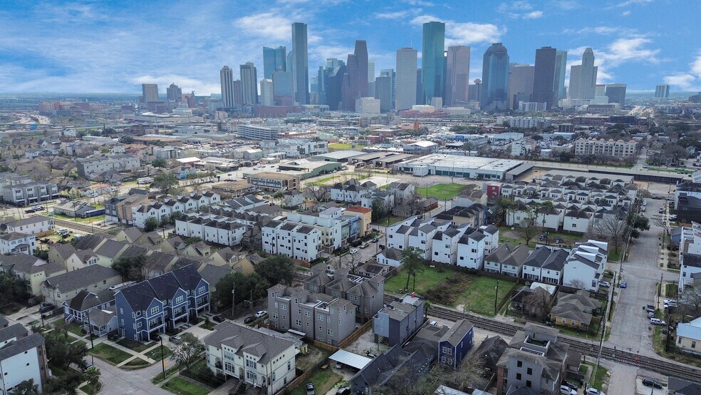 More Photos Of 1708 Winter St, Houston Apartments For Sale