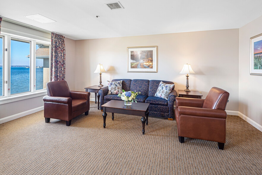 More Photos Of 551 Thames St, Newport Hotel For Sale