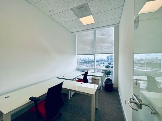More Photos Of 20200 W Dixie Hwy, Aventura Office For Sale