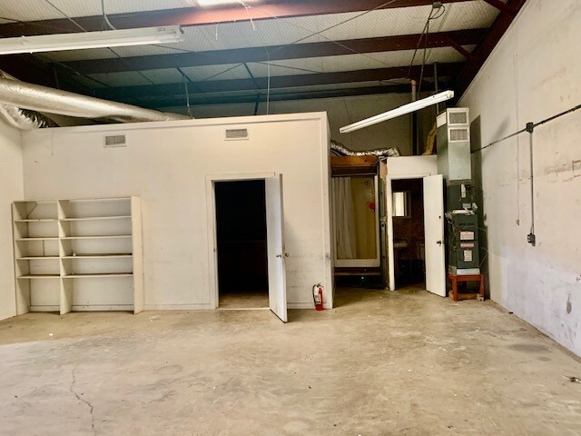 More Photos Of 1002 W Cotton St, Longview Warehouse For Lease