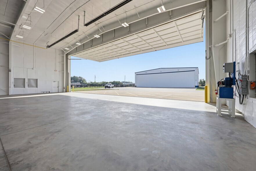 More Photos Of 453 Airport Rd, Greenville Airplane Hangar For Lease