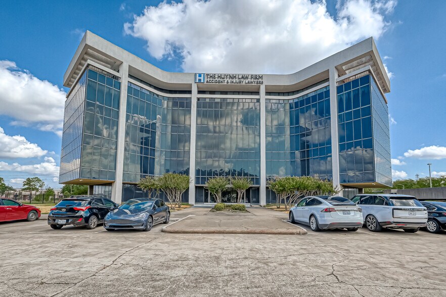 More Photos Of 6100 Corporate Dr, Houston Medical For Sale