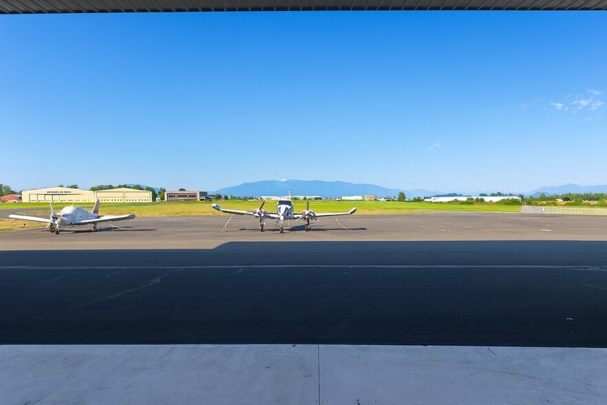 More Photos Of 15367 Crosswind Dr, Burlington Airplane Hangar For Sale