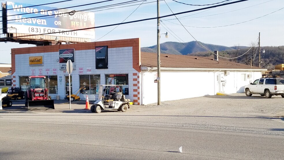 More Photos Of 3954 W Main St, Salem Freestanding For Lease