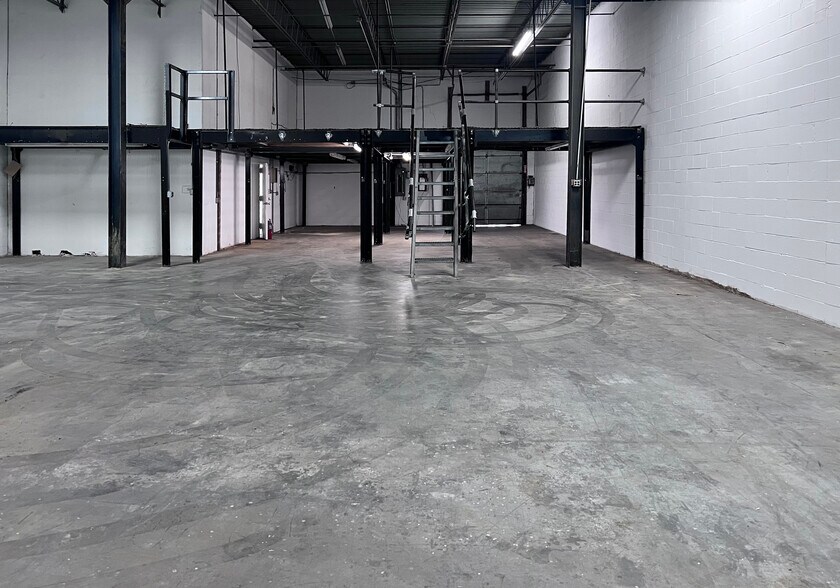 More Photos Of 2141-2147 5th Ave, Ronkonkoma Warehouse For Lease