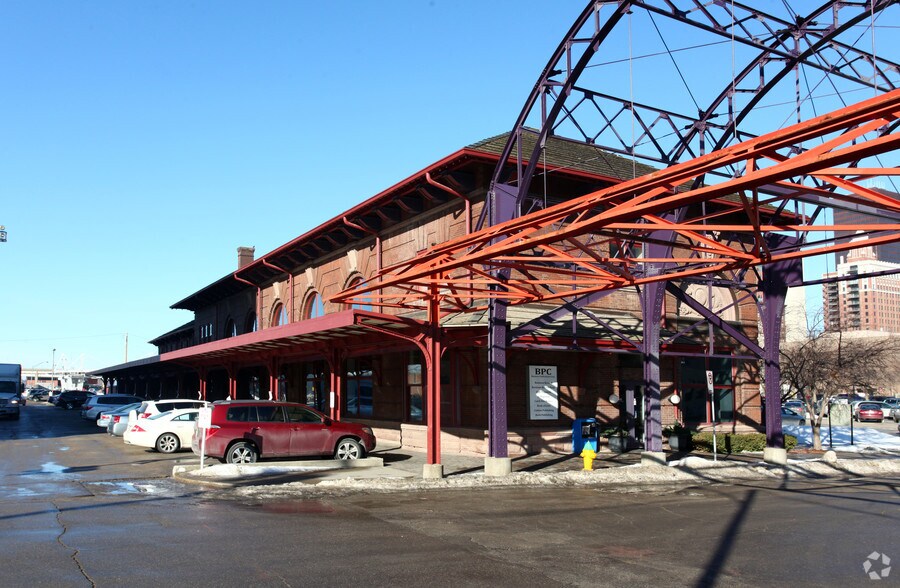Primary Photo Of 100 SW 4th St, Des Moines Office For Sale