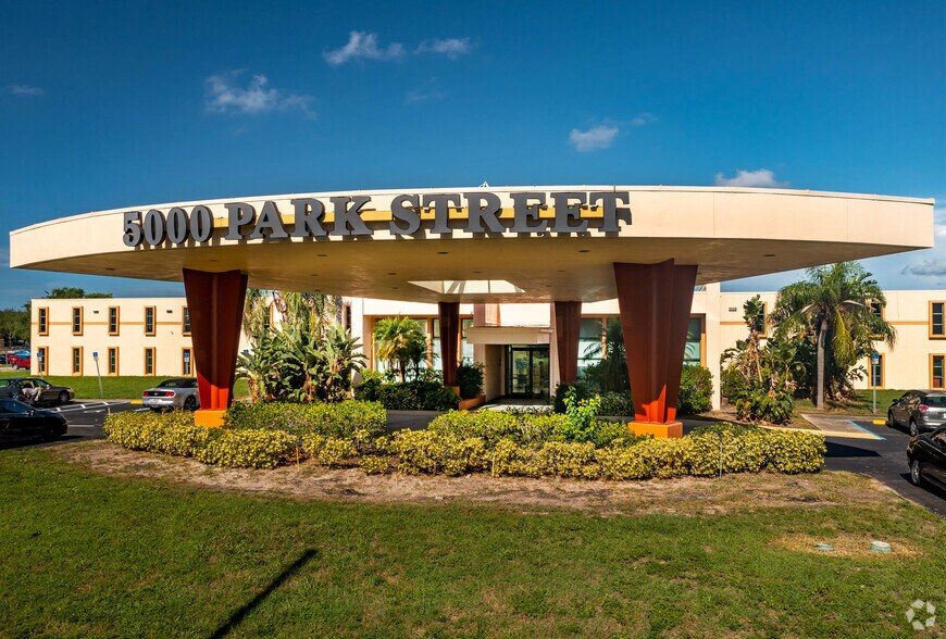 More Photos Of 5000 Park St N, Saint Petersburg Flex For Lease