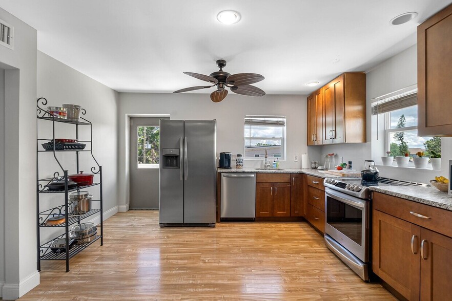More Photos Of 2447 5th Ave S, Saint Petersburg Service For Lease