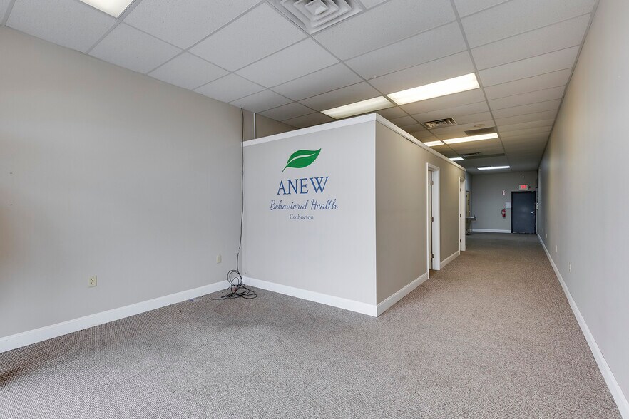 More Photos Of 300-499 Downtowner Plz, Coshocton General Retail For Sale