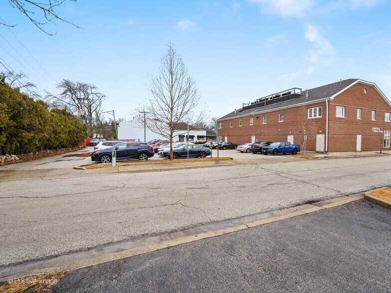 More Photos Of 1300-1308 Waukegan Rd, Glenview Loft Creative Space For Lease