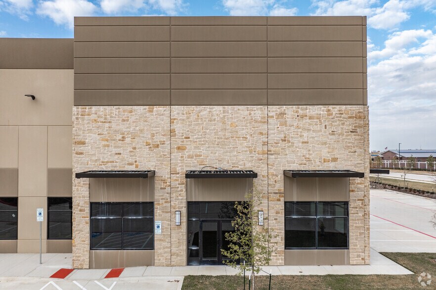 More Photos Of 650 Corporate St, Prosper Industrial For Lease