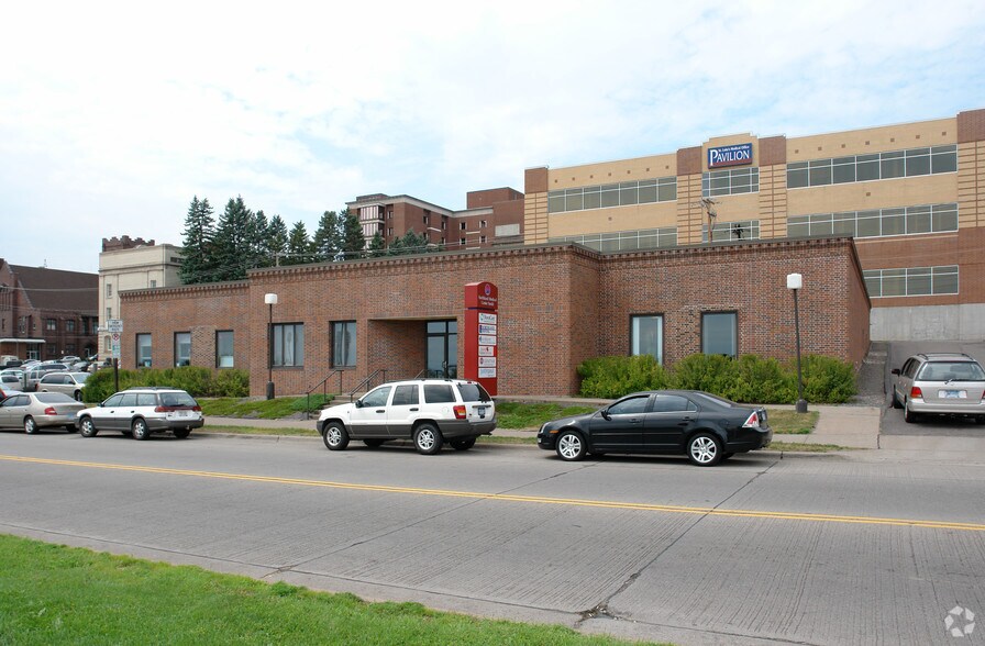 Primary Photo Of 925 E Superior St, Duluth Medical For Sale